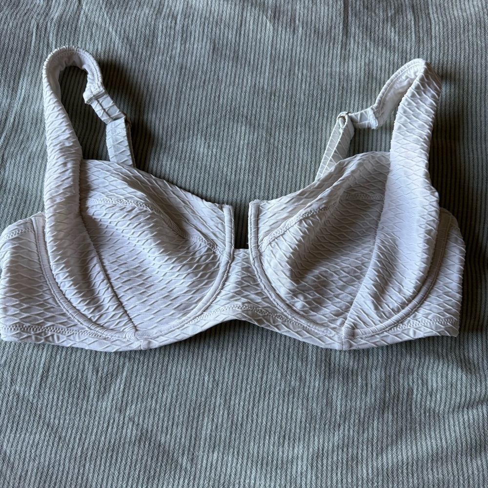 Victoria’s Secret textured bikini top sz 40DD
